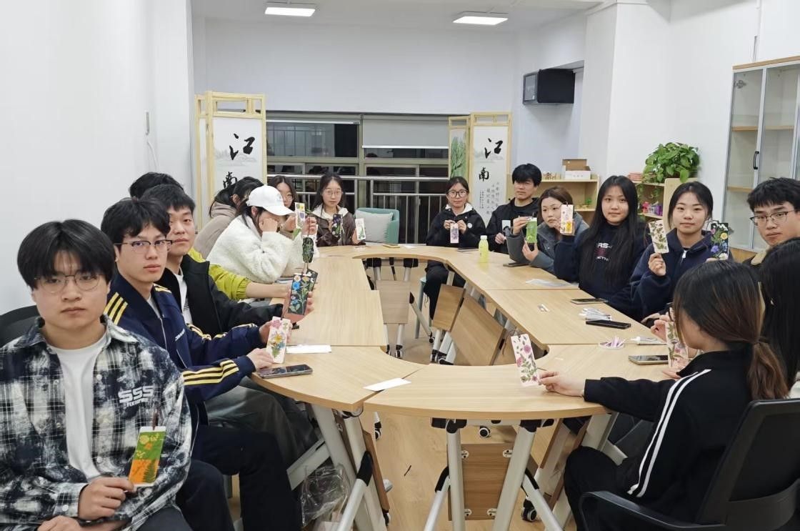 “3·25善爱我”——太阳成集团tyc122cc‍‍‍‍‍‍‍‍“自然印迹 快乐心绘”心理健康活动圆满完成