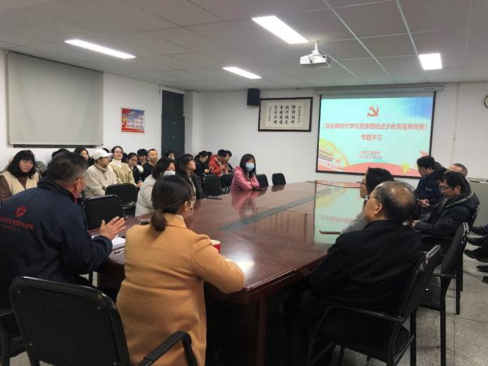 说明: 会议室里的人们描述已自动生成 说明: 会议室里的人们描述已自动生成