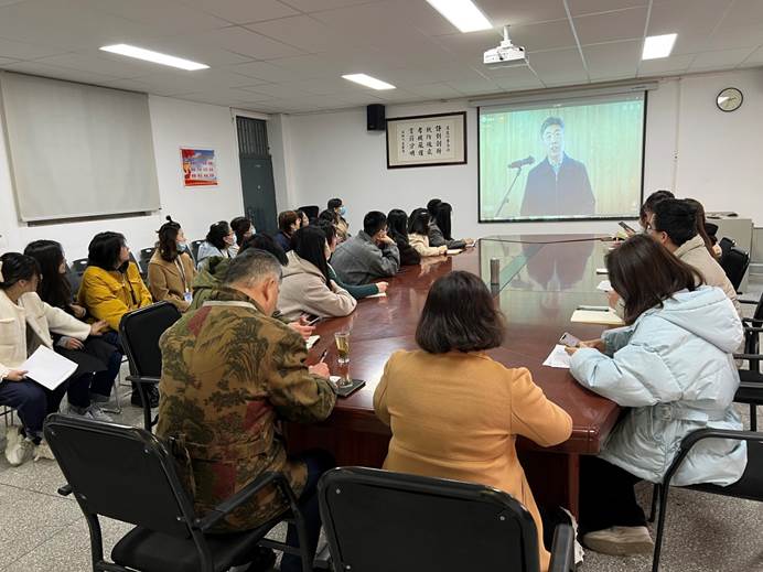 说明: C:\Users\Zhao\Desktop\太阳成集团tyc122cc组织收看2022年春季开学思政第一课\集体收看开学思政第一课2.jpg